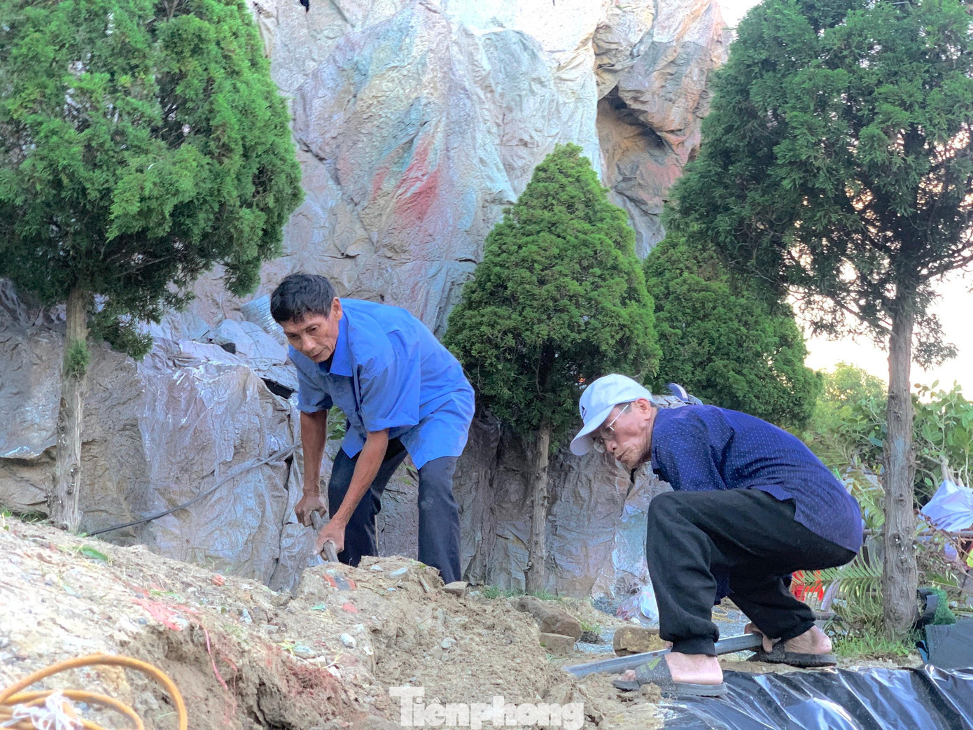 “Chúng tôi đi xin vật liệu trước cả mấy tháng để có đủ số lượng làm hang đá. Ở đây đi làm vì việc chung và trách nhiệm của từng hộ gia đình, có những ngày làm đây lên đến cả trăm người. Đợt này gần xong rồi nên chỉ có một số ít đến đây để hoàn thiện các hạng mục chưa xong”, ông Nguyễn Văn Thiên (giáo xứ An Nhiên) chia sẻ. “Chúng tôi đi xin vật liệu trước cả mấy tháng để có đủ số lượng làm hang đá. Ở đây đi làm vì việc chung và trách nhiệm của từng hộ gia đình, có những ngày làm đây lên đến cả trăm người. Đợt này gần xong rồi nên chỉ có một số ít đến đây để hoàn thiện các hạng mục chưa xong”, ông Nguyễn Văn Thiên (giáo xứ An Nhiên) chia sẻ.