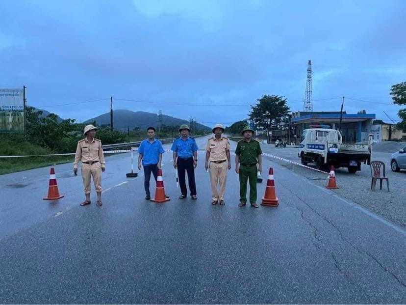 Cán bộ túc trực 24/24 cấm phương tiện vào khu vực đường bị ngập. Cán bộ túc trực 24/24 cấm phương tiện vào khu vực đường bị ngập.