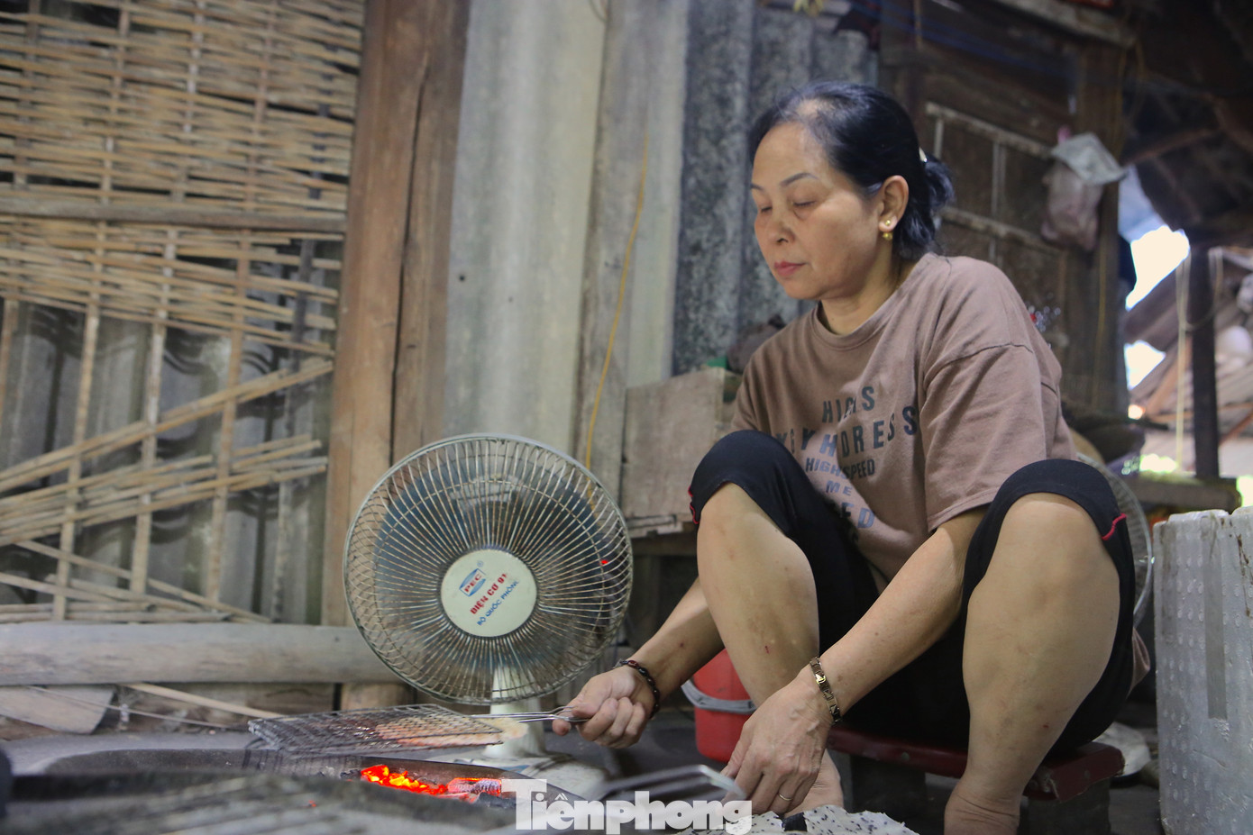 Bà Thảo nấu kẹo, làm thủ công. Bánh được tráng nướng bằng than đỏ rực trước khi đổ kẹo lên. Tay lật bánh liên tục để tránh bị cháy và có độ giòn, thơm mùi vừng đen.