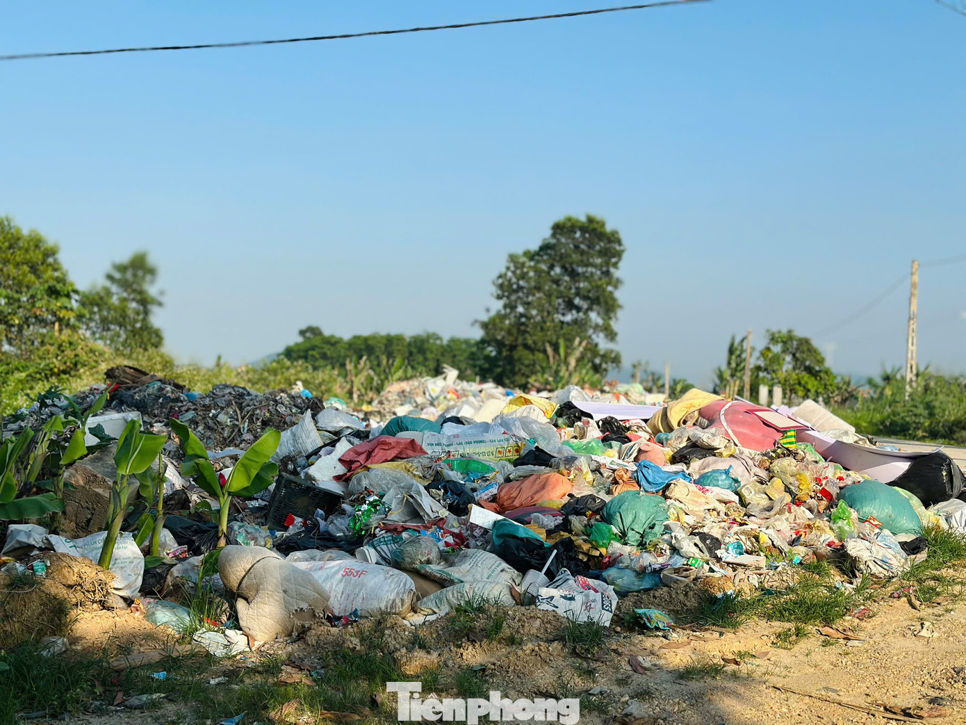 Rác chất đống trải dài trên đường.