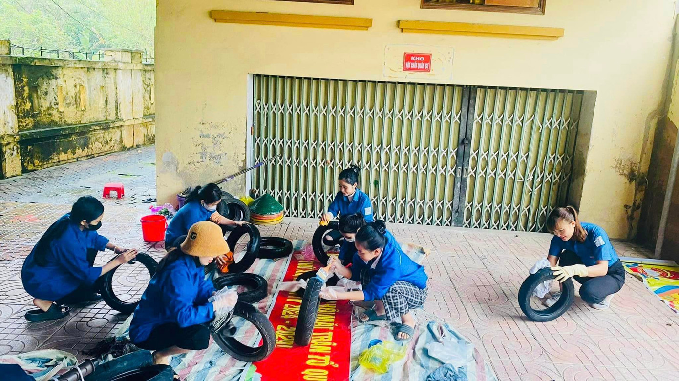 Bên cạnh đó, các cơ sở Đoàn tại huyện Cẩm Xuyên cũng đồng loạt ra quân vệ sinh môi trường, bóc dỡ biển quảng cáo rao vặt dán sai quy định; trao tặng pano tuyên truyền NTM; thu gom và tái chế lốp xe cũ, thùng cũ; vệ sinh các tuyến đường, trồng hàng rào xanh... Bên cạnh đó, các cơ sở Đoàn tại huyện Cẩm Xuyên cũng đồng loạt ra quân vệ sinh môi trường, bóc dỡ biển quảng cáo rao vặt dán sai quy định; trao tặng pano tuyên truyền NTM; thu gom và tái chế lốp xe cũ, thùng cũ; vệ sinh các tuyến đường, trồng hàng rào xanh...