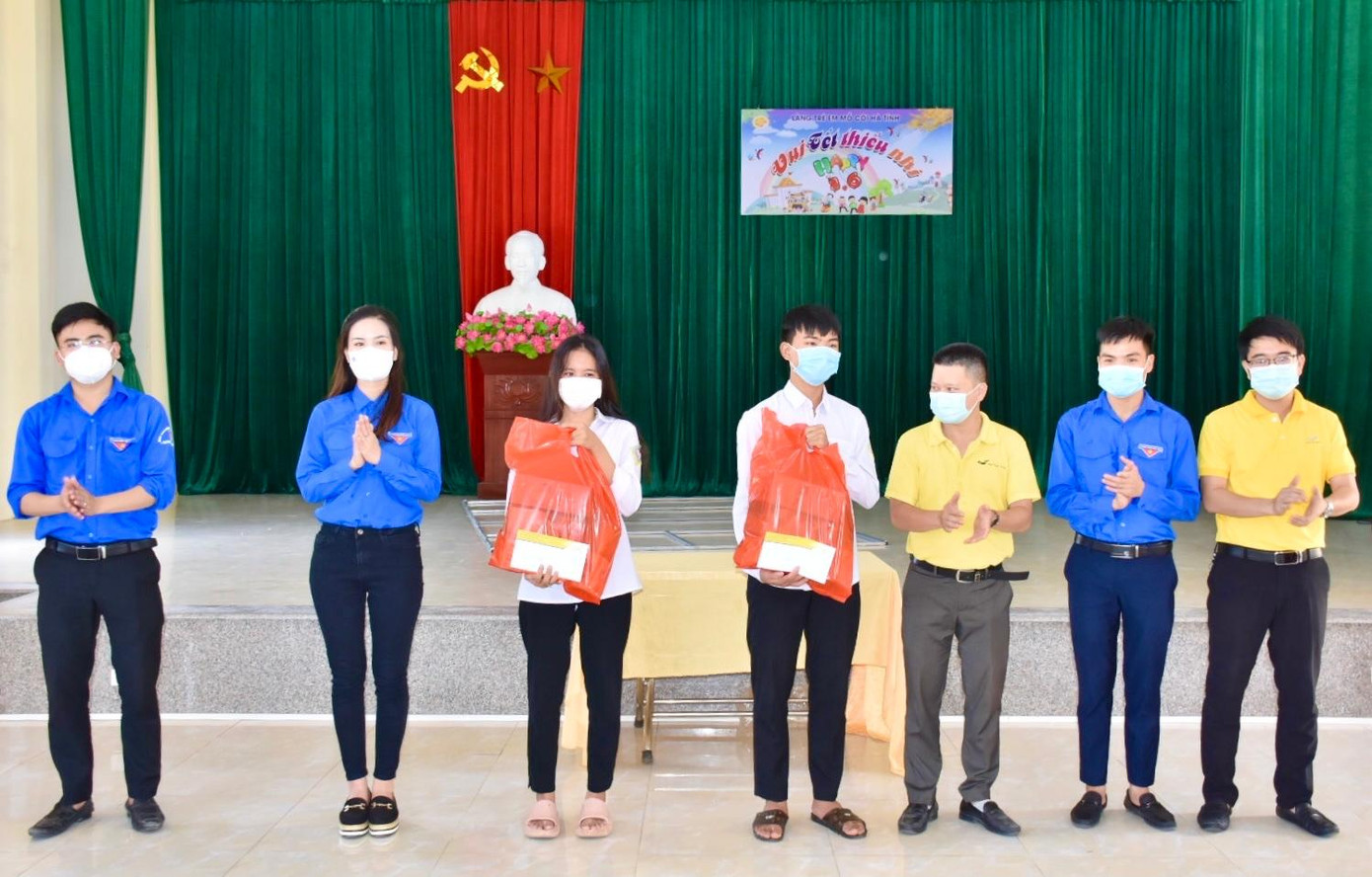 Trao quà hỗ trợ cho học sinh lớp 12 có hoàn cảnh đặc biệt khó khăn tại Làng trẻ mồ côi SOS Trao quà hỗ trợ cho học sinh lớp 12 có hoàn cảnh đặc biệt khó khăn tại Làng trẻ mồ côi SOS