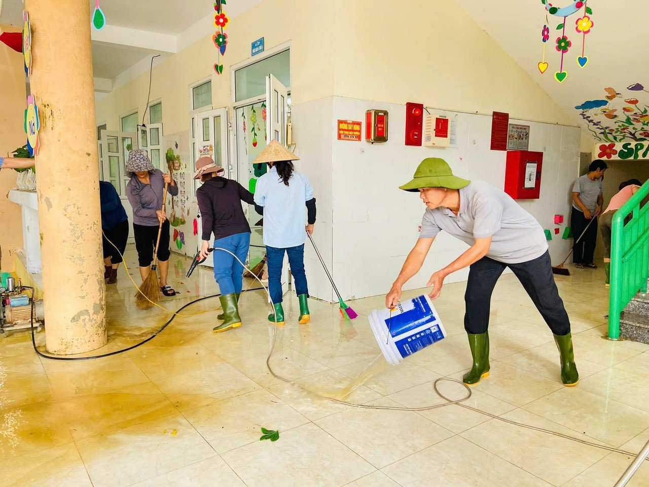 Với tinh thần nước rút đến đâu, dọn lũ đến đó, giáo viên cùng phụ huynh đã phối hợp dọn dẹp vệ sinh tại trường học.