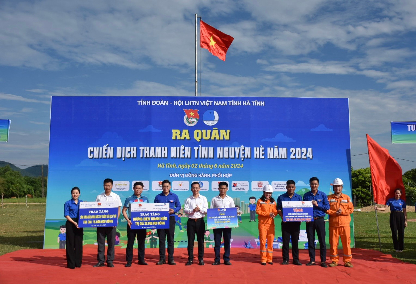 Trao biểu trưng các nguồn lực triển khai hoạt động trong Chiến dịch thanh niên tình nguyện hè và xây dựng các công trình thanh niên trên địa bàn.