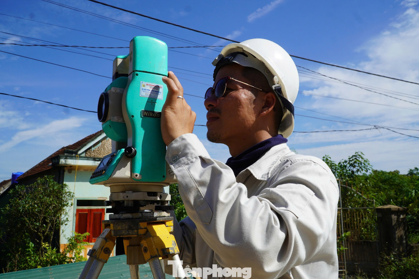 Hiện, nhà thầu đang tập trung nhân lực thi công để đảm bảo đúng tiến độ đề ra.