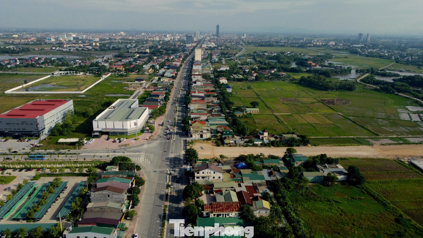 Từ thành phố Hà Tĩnh, khi tuyến cao tốc qua Hà Tĩnh hoàn thành, người dân có thể di chuyển lên cao tốc Bắc - Nam theo quốc lộ 1 đoạn qua xã Thạch Trung rồi rẽ vào tuyến đường Ngô Quyền - đường tỉnh 550 đến nút giao.