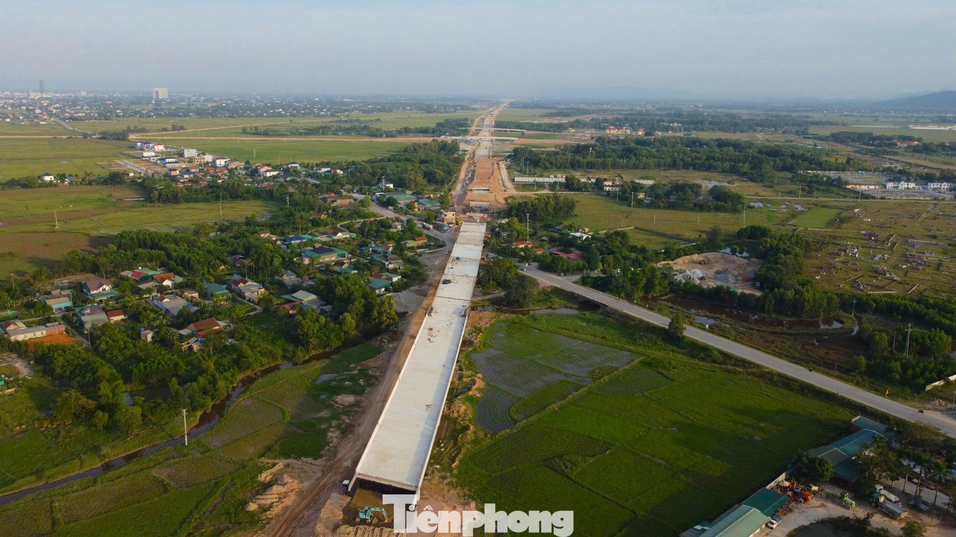 Từ thành phố Hà Tĩnh, khi tuyến cao tốc qua Hà Tĩnh hoàn thành, người dân có thể di chuyển lên cao tốc Bắc - Nam theo quốc lộ 1 đoạn qua xã Thạch Trung rồi rẽ vào tuyến đường Ngô Quyền - đường tỉnh 550 đến nút giao.