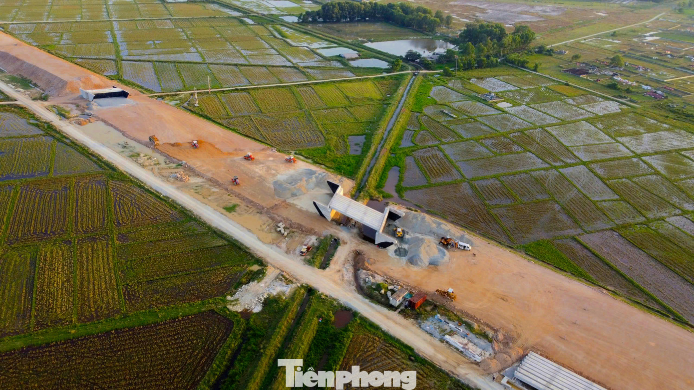 Với chiều dài 5 km, tuyến đường Ngô Quyền - đường tỉnh 550 vượt đê Trung Linh, khu dân cư, đất nông nghiệp tại các địa phương của thành phố Hà Tĩnh và huyện Thạch Hà.