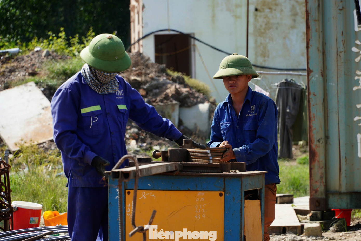 Hiện, nhà thầu đang tập trung nhân lực thi công để đảm bảo đúng tiến độ đề ra.