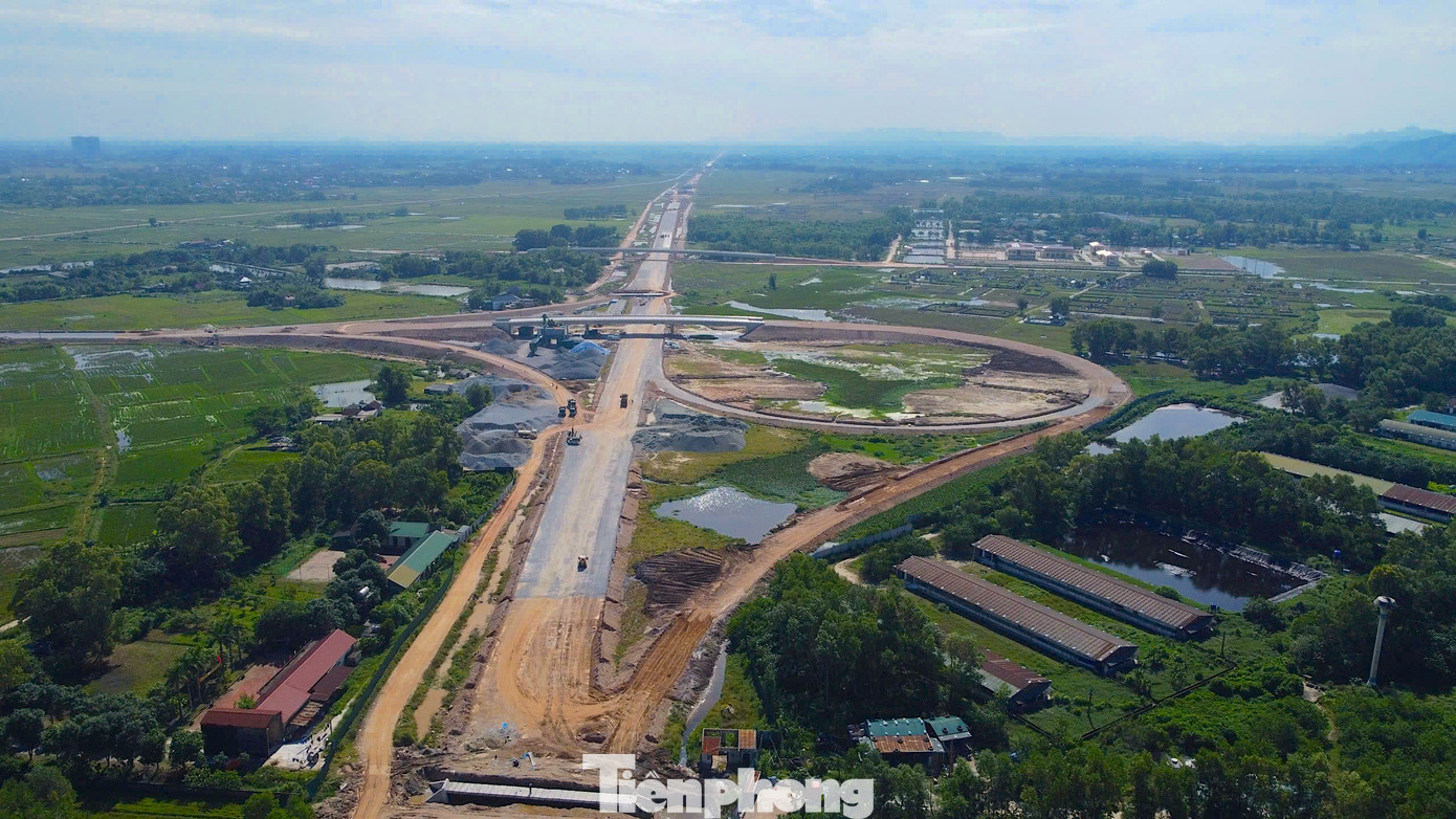 Tuyến cao tốc qua Hà Tĩnh dự kiến hoàn thành cuối năm 2025, đưa vào khai thác từ năm 2026. Tuy nhiên, trước tiến độ đạt được, Chính phủ, Thủ tướng và Bộ Giao thông vận tải yêu cầu chủ đầu tư đốc thúc nhà thầu đẩy nhanh thi công, đưa dự án vào khai thác dịp 30/4/2025.