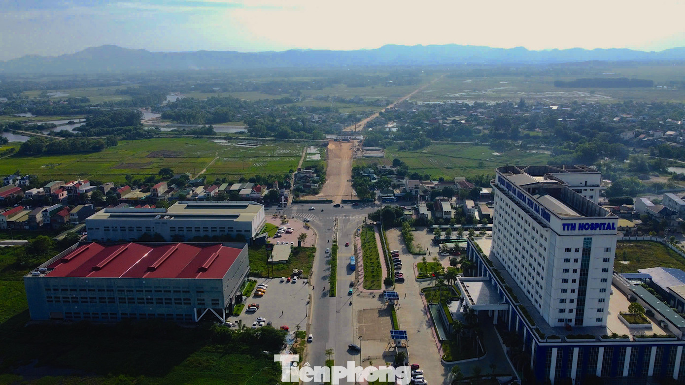 Nhà thầu Tổng Công ty 319 Bộ Quốc phòng đang triển khai thi công tuyến đường Ngô Quyền - đường tỉnh 550 nối từ quốc lộ 1 đoạn qua xã Thạch Trung (thành phố Hà Tĩnh) tới nút giao km509+825 cao tốc. Tuyến đường có chiều dài 5 km.