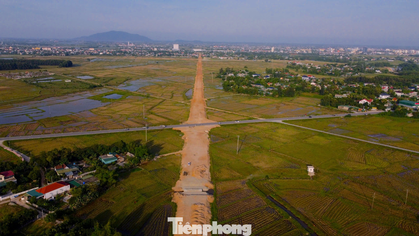 Dự án cao tốc Bắc - Nam phía Đông qua địa bàn Hà Tĩnh có tổng chiều dài hơn 107km với 4 dự án thành phần, gồm: Diễn Châu - Bãi Vọt thuộc giai đoạn 2017-2020 và Bãi Vọt - Hàm Nghi, Hàm Nghi - Vũng Áng, Vũng Áng - Bùng thuộc giai đoạn 2021-2025. Theo hồ sơ thiết kế được duyệt, tuyến cao tốc qua Hà Tĩnh được bố trí 6 nút giao liên thông kết nối với đường địa phương.