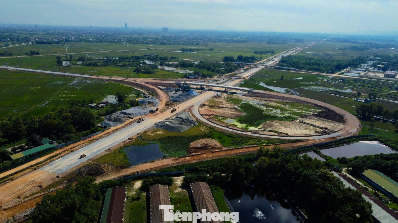 Hiện, nhà thầu đang gấp rút hoàn thiện nút giao giữa Km509+825 với đường tỉnh 550 đoạn qua xã Lưu Vĩnh Sơn (huyện Thạch Hà). Nút giao này thuộc dự án thành phần Bãi Vọt - Hàm Nghi, do Tổng Công ty 319 Bộ Quốc phòng đảm nhận thi công.