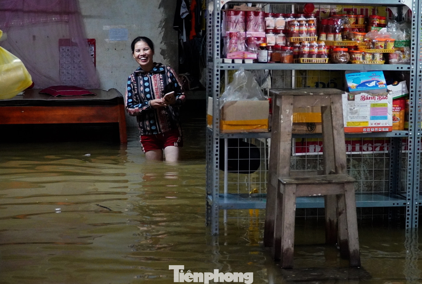 Nước lũ dâng cao tới đầu gối, người dân phải kê giường lên cao, cuộc sống bị đảo lộn.