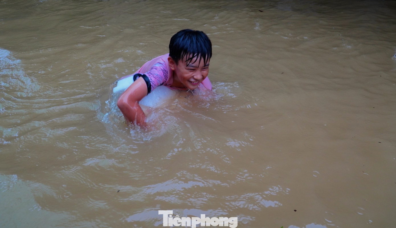 Nhiều em nhỏ trong xã Kim Hoa tắm nước lũ.