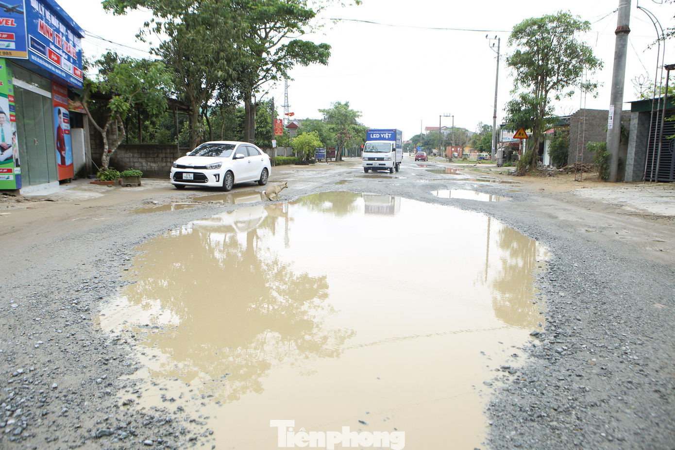Ghi nhận vào chiều 19/4, sau trận mưa vào đêm hôm trước, đoạn đường tại xã Xuân Thành đã trở nên lầy lội, một số vị trí tạo thành vũng nước lớn khiến giao thông qua lại khó khăn.