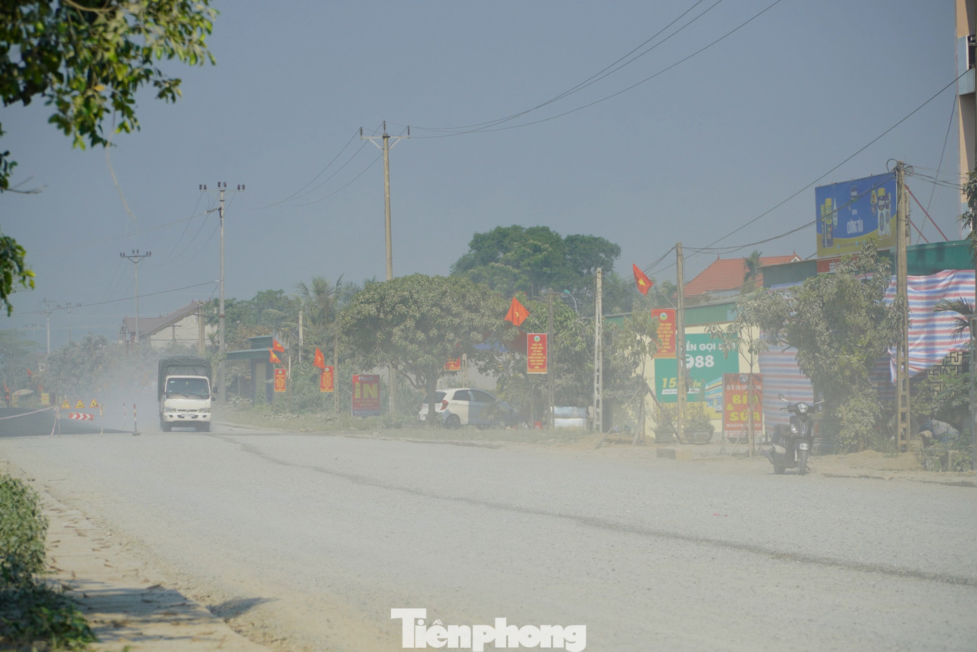 “Từ ngày thi công tuyến đường, gia đình phải mua bạt về để che đậy tránh bụi bay vào nhà. Vì mỗi lần có xe chạy qua bụi lại bay mù mịt, ảnh hưởng đến cuộc sống của người dân”, bà Nguyễn Thị Thành (trú xã Xuân Viên, huyện Nghi Xuân) cho hay. “Từ ngày thi công tuyến đường, gia đình phải mua bạt về để che đậy tránh bụi bay vào nhà. Vì mỗi lần có xe chạy qua bụi lại bay mù mịt, ảnh hưởng đến cuộc sống của người dân”, bà Nguyễn Thị Thành (trú xã Xuân Viên, huyện Nghi Xuân) cho hay.