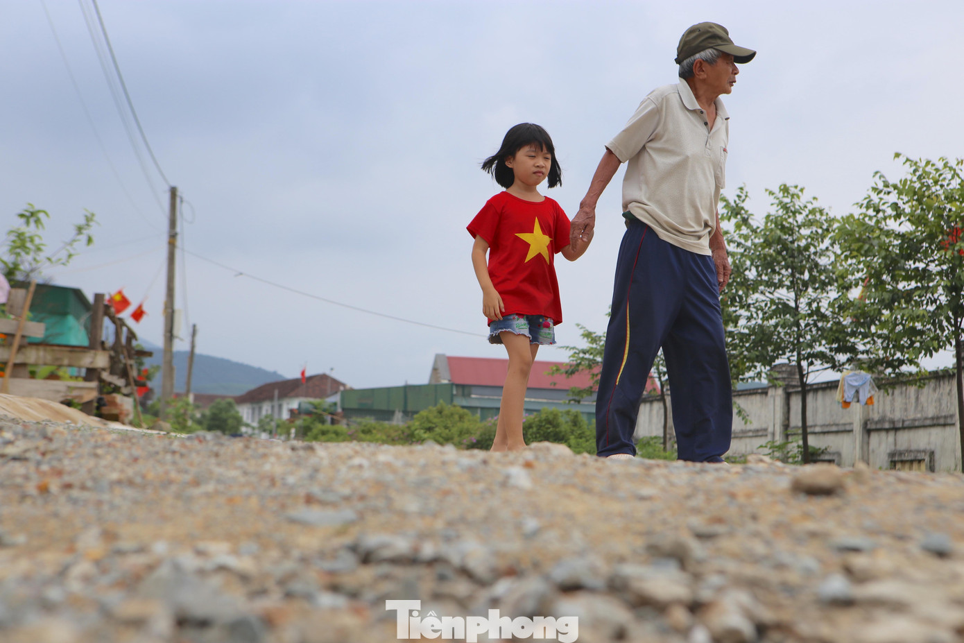 Mặt đường nham nhở, đường chưa được trải thảm khiến cho cuộc sống người dân bị ảnh hưởng.