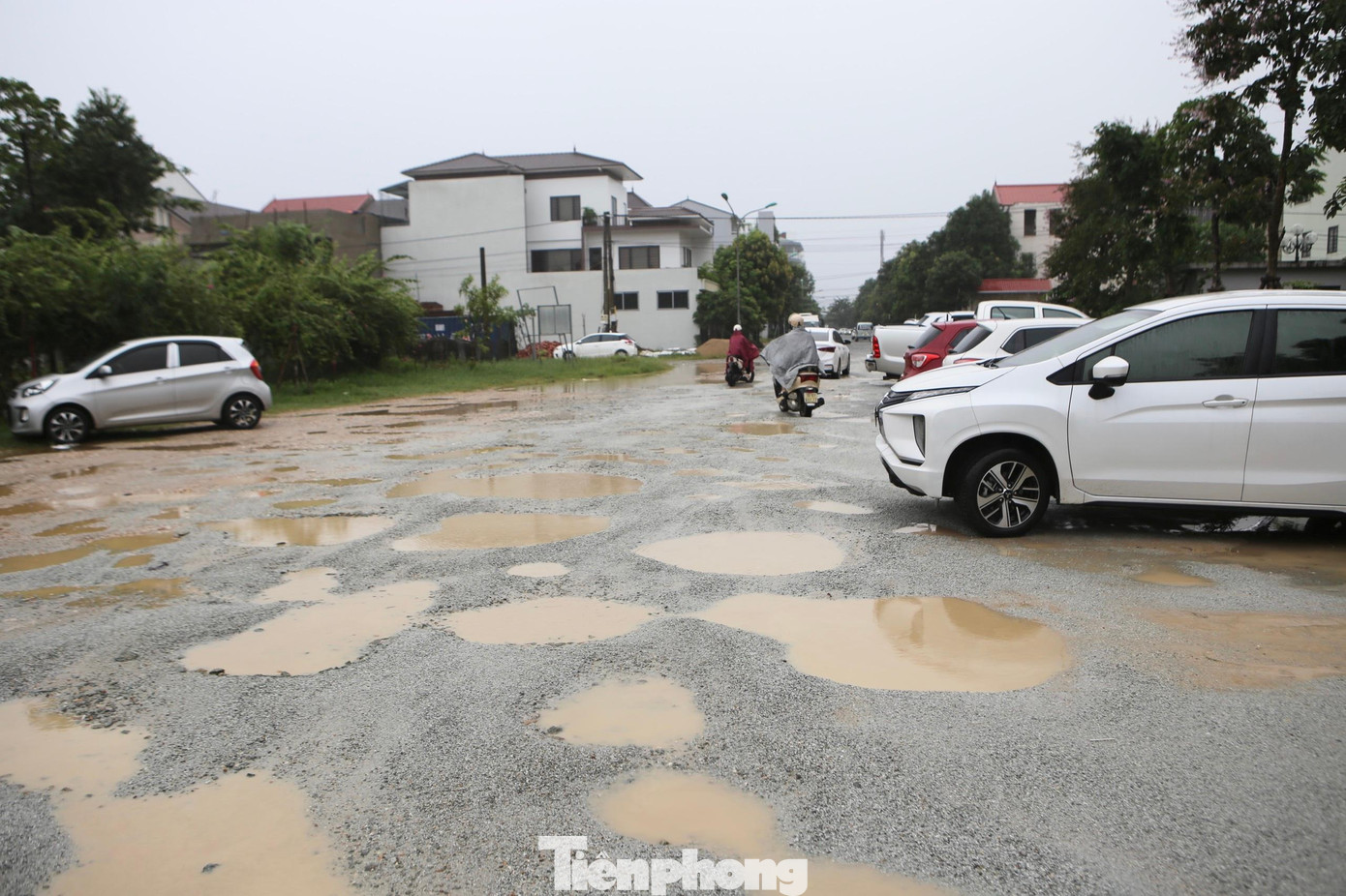 Tình trạng đường xuống cấp đã diễn ra trong nhiều năm. Tại các cuộc họp dân cư hay họp phụ huynh, vấn đề này luôn được đề cập nhưng chưa được khắc phục.