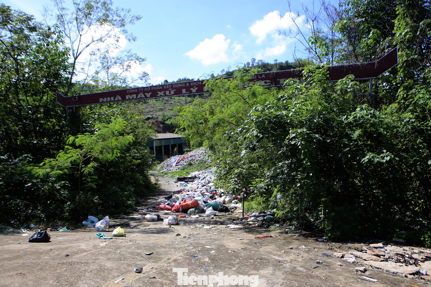 Hàng nghìn tấn rác thải chất cao như núi đang tồn ứ tại bãi rác Phượng Thành khiến môi trường ô nhiễm trầm trọng. Người dân vùng xã Hoà Lạc, Tùng Ảnh đã nhiều lần phản ánh lên cơ quan chức năng khi cuộc sống họ đang bị ảnh hưởng. Đến nay địa phương vẫn đang loay hoay xử lý. Hàng nghìn tấn rác thải chất cao như núi đang tồn ứ tại bãi rác Phượng Thành khiến môi trường ô nhiễm trầm trọng. Người dân vùng xã Hoà Lạc, Tùng Ảnh đã nhiều lần phản ánh lên cơ quan chức năng khi cuộc sống họ đang bị ảnh hưởng. Đến nay địa phương vẫn đang loay hoay xử lý.