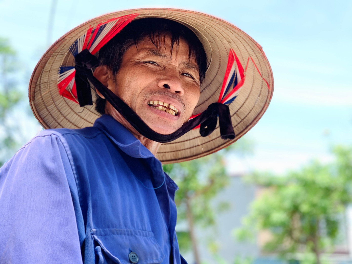 “Nắng nóng, nhưng còn sức thì phải gắng. Đợt dịch COVID-19 này mà có việc làm là mừng lắm rồi”, ông Thanh nói.