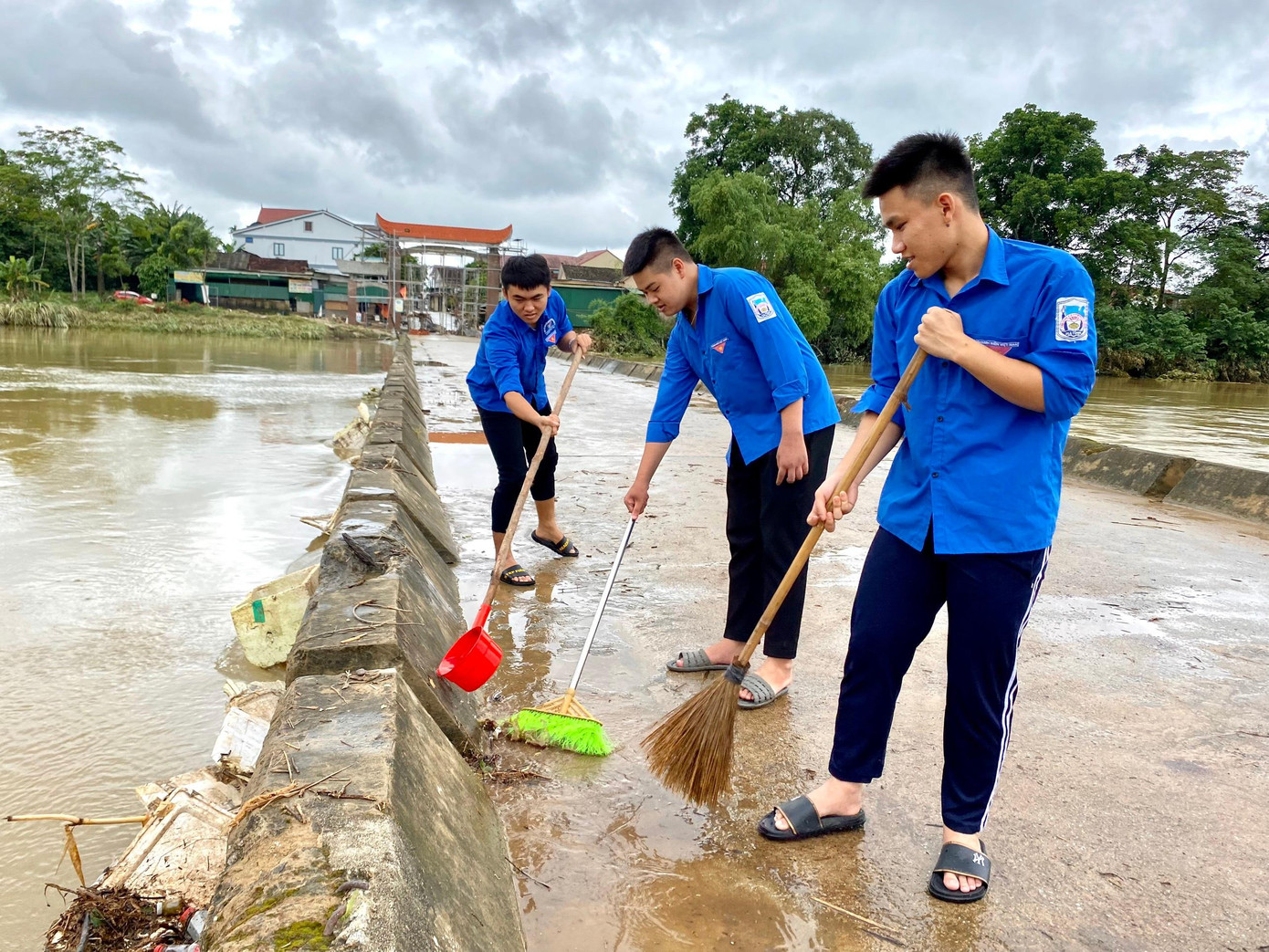 Khu vực Cầu Tràn nối từ xã Sơn Giang đến thị trấn Phố Châu trước đó ngập sâu, cấm phương tiện qua lại. Sau khi nước lũ rút, cầu được thông tuyến, các tình nguyện viên đã đến để dọn dẹp, thu gom rác thải nhằm đảm bảo môi trường.