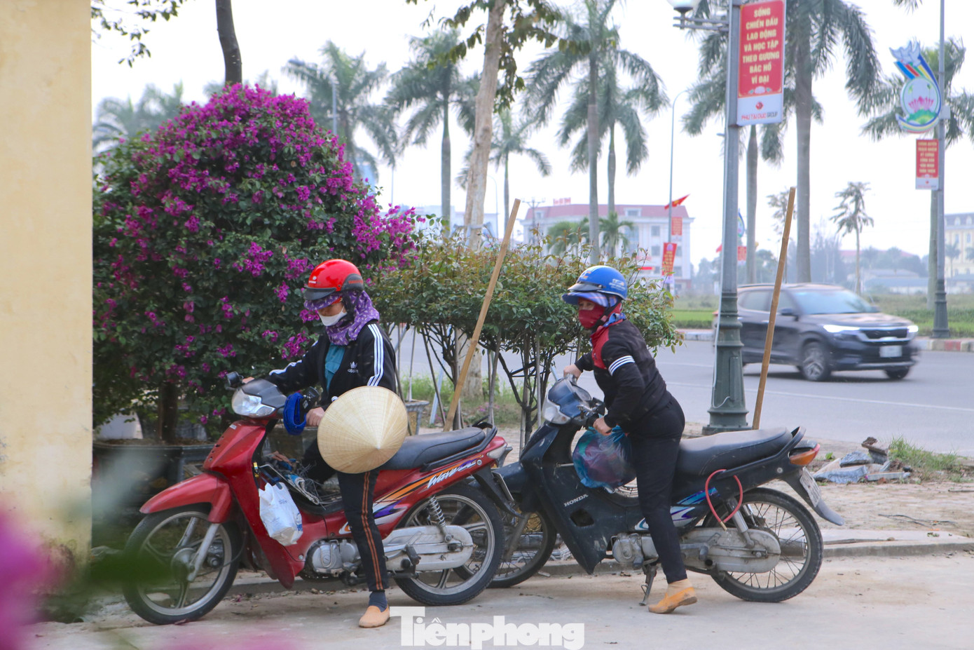 Sau một ngày làm việc mệt nhọc, nhóm người phụ nữ "cửu vạn" lên xe về nhà. Trên mỗi chiếc xe họ đều mang theo vật dụng như cuốc, xẻng để khi có việc sẽ dùng.