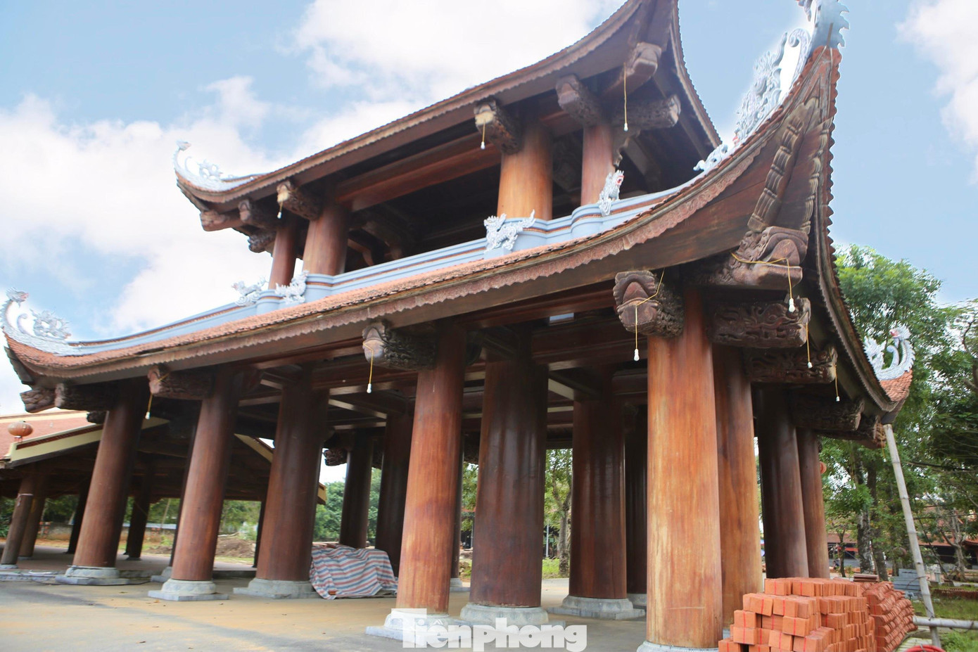 Cổng được đánh giá là công trình có một không hai ở Hà Tĩnh với kích thước đồ sộ, sử dụng hơn 300 m3 gỗ lim và sến.