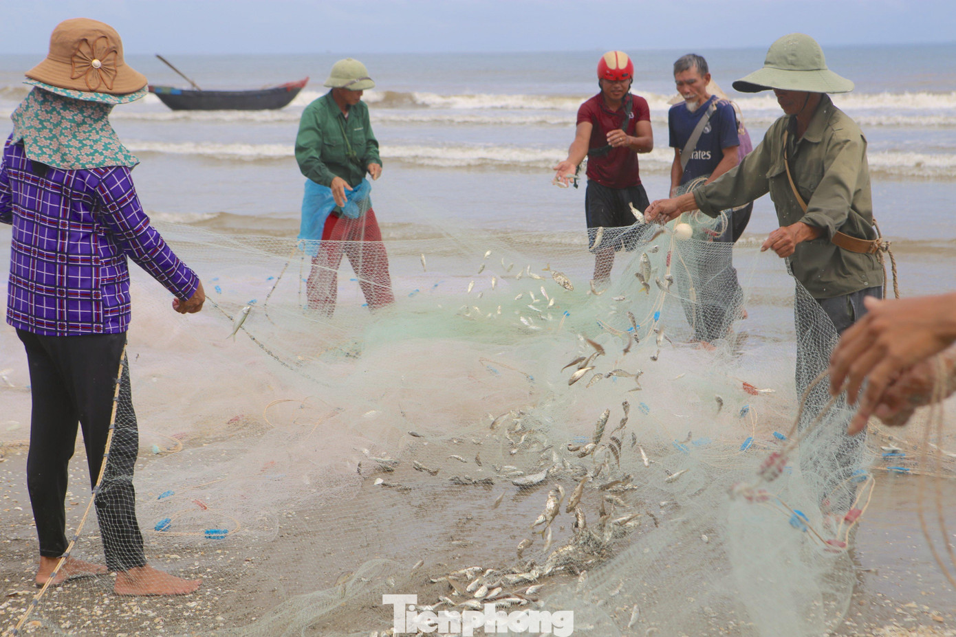 Người già, phụ nữ đều cùng ra biển để kéo cá. Họ cho biết mỗi đợt kéo cá khoảng 2-4h đồng hồ sẽ vào bờ. Người già, phụ nữ đều cùng ra biển để kéo cá. Họ cho biết mỗi đợt kéo cá khoảng 2-4h đồng hồ sẽ vào bờ.