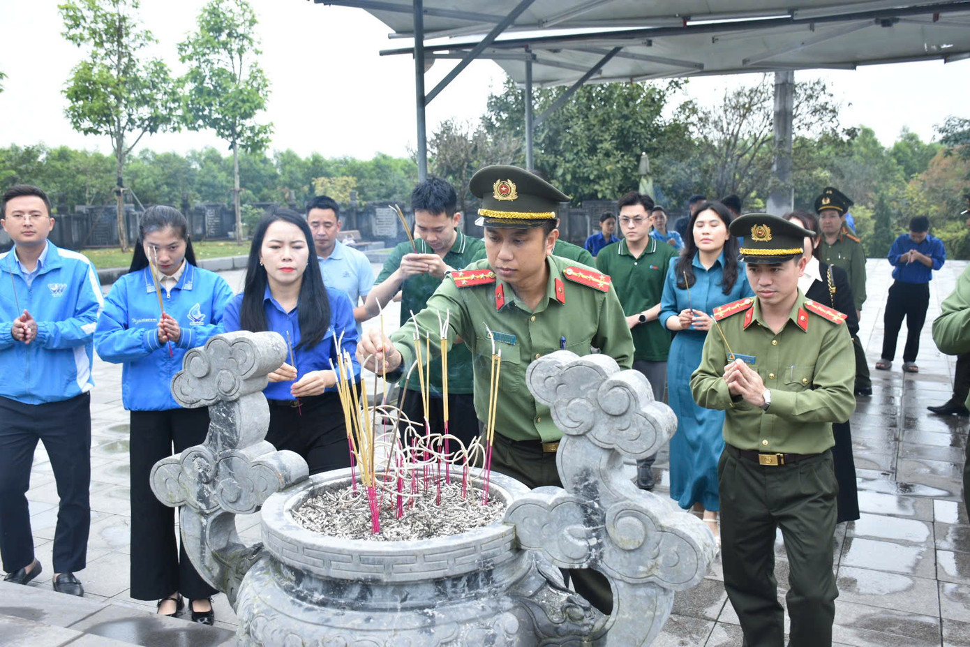 Trong khuôn khổ chương trình, ban tổ chức đã tới dâng hương, đặt vòng hoa, tưởng nhớ Cố Tổng Bí thư Hà Huy Tập tại xã Cẩm Hưng, huyện Cẩm Xuyên.