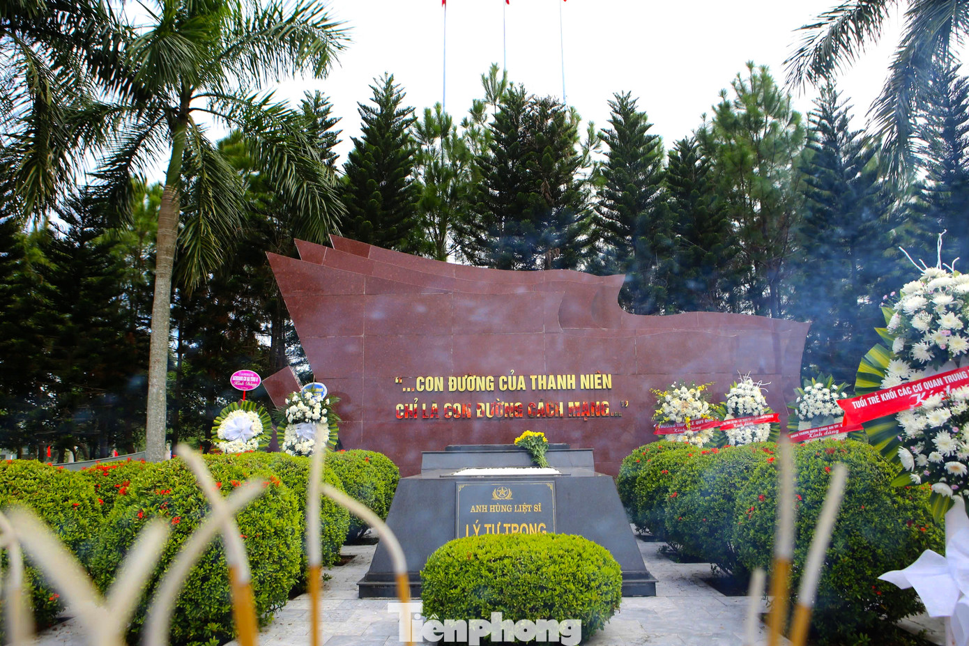 Nhiều du khách cũng đến thắp hương, dâng hoa tưởng niệm anh Lý Tự Trọng.