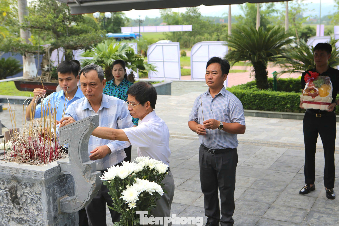 Nhiều du khách cũng đến thắp hương, dâng hoa tưởng niệm anh Lý Tự Trọng.