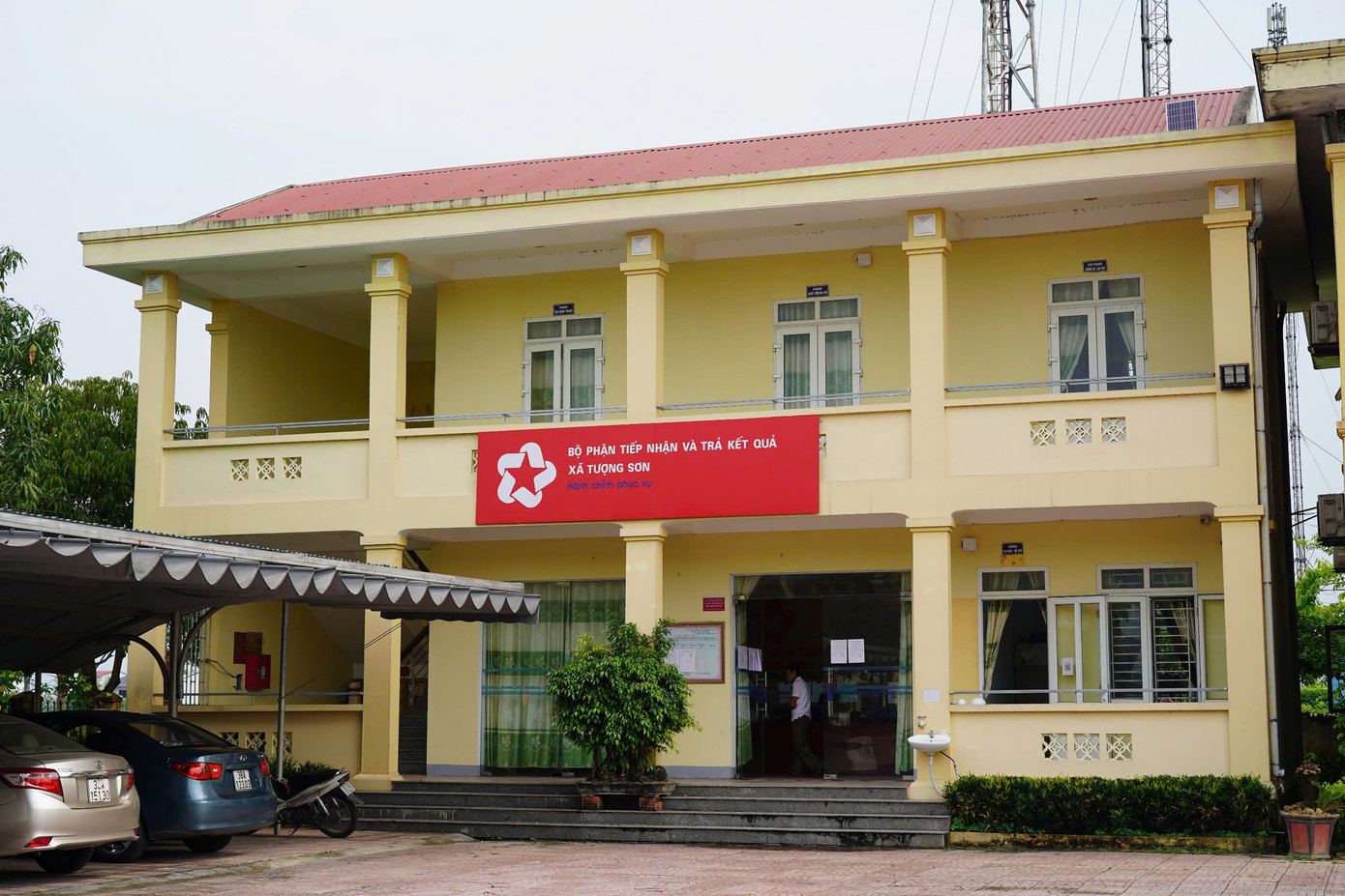 Hiện trụ sở này rất khang trang, gồm 2 tòa nhà 2 tầng và một tòa nhà hội trường. Trong ảnh là nơi làm việc của bộ phận tiếp nhận và trả kết quả xã Tượng Sơn.