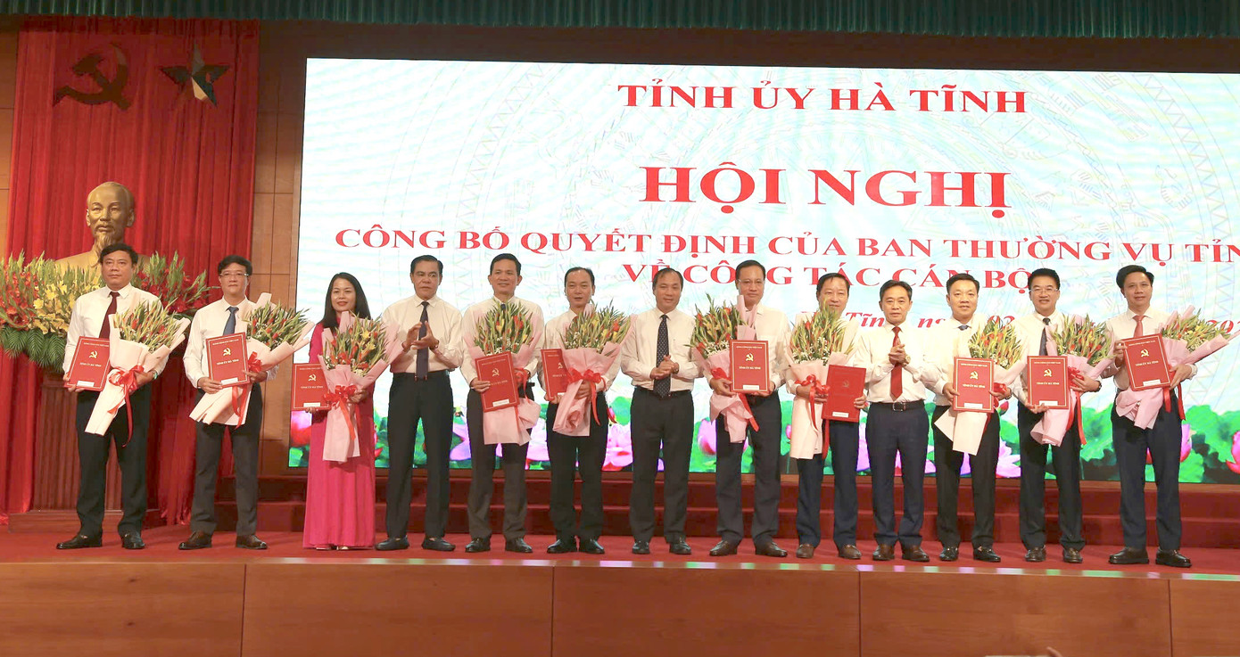 Trao quyết định điều động, luân chuyển cán bộ của Ban Thường vụ Tỉnh ủy Hà Tĩnh sáng 2/11.