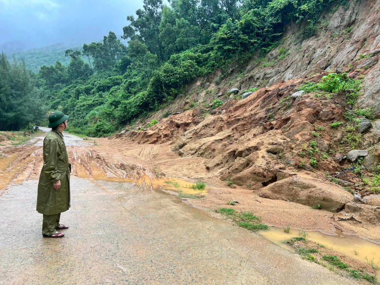 Khu vực đường tuần tra ven biển xã Cẩm Lĩnh thường xuyên xảy ra sạt lở. Khu vực đường tuần tra ven biển xã Cẩm Lĩnh thường xuyên xảy ra sạt lở.