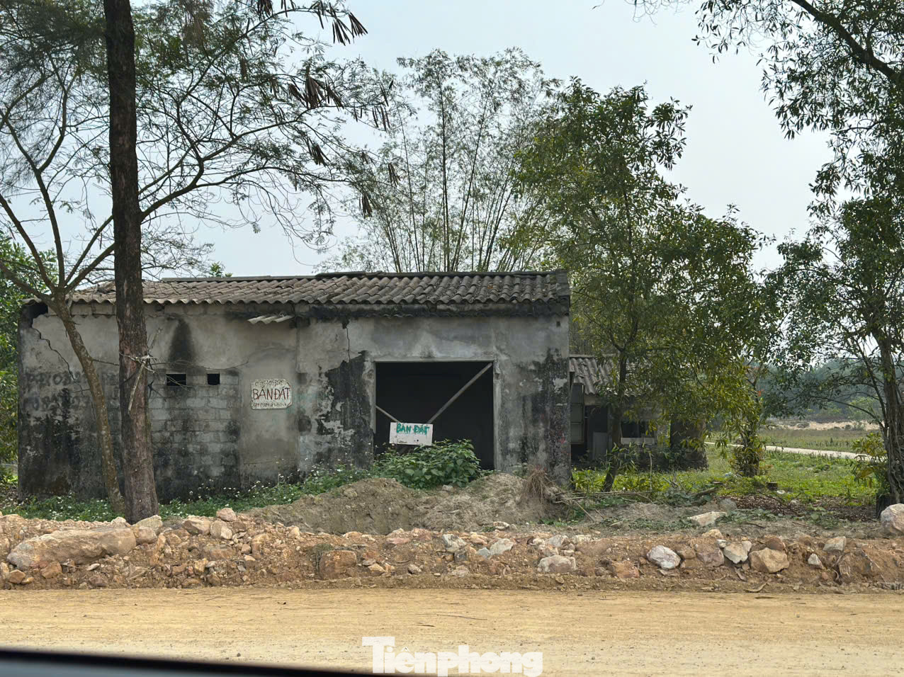 Nơi từng được treo biển bán đất nay vẫn còn sót lại một số biển hiệu, vệt sơn ghi chữ “bán đất” đã phai mờ.