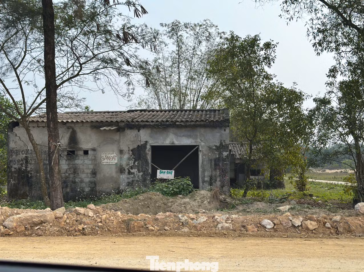 Nơi từng được treo biển bán đất nay vẫn còn sót lại một số biển hiệu, vệt sơn ghi chữ “bán đất” đã phai mờ.
