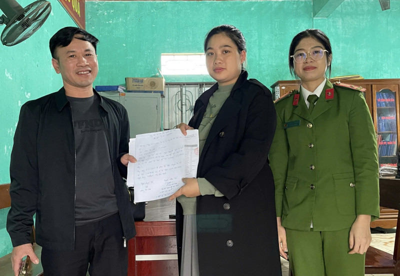 Chị Thảo (giữa) làm thủ tục chuyển trả lại số tiền 1,7 tỉ đồng cho anh Mai Đức Anh dưới sự chứng kiến của Công an thị trấn Lộc Hà. Chị Thảo (giữa) làm thủ tục chuyển trả lại số tiền 1,7 tỉ đồng cho anh Mai Đức Anh dưới sự chứng kiến của Công an thị trấn Lộc Hà.