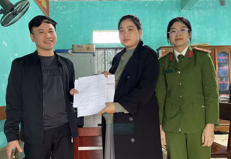 Chị Thảo (giữa) làm thủ tục chuyển trả lại số tiền 1,7 tỉ đồng cho anh Mai Đức Anh dưới sự chứng kiến của Công an thị trấn Lộc Hà. Chị Thảo (giữa) làm thủ tục chuyển trả lại số tiền 1,7 tỉ đồng cho anh Mai Đức Anh dưới sự chứng kiến của Công an thị trấn Lộc Hà.