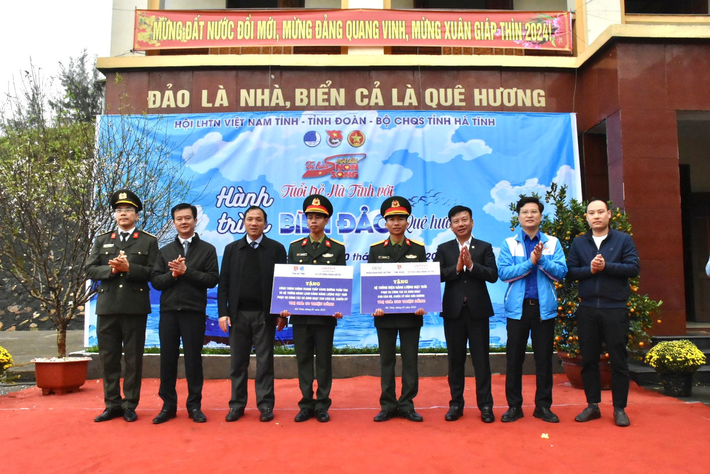 Lãnh đạo tỉnh Hà Tĩnh tặng quà tết cho các cán bộ chiến sĩ tại đảo Sơn Dương.