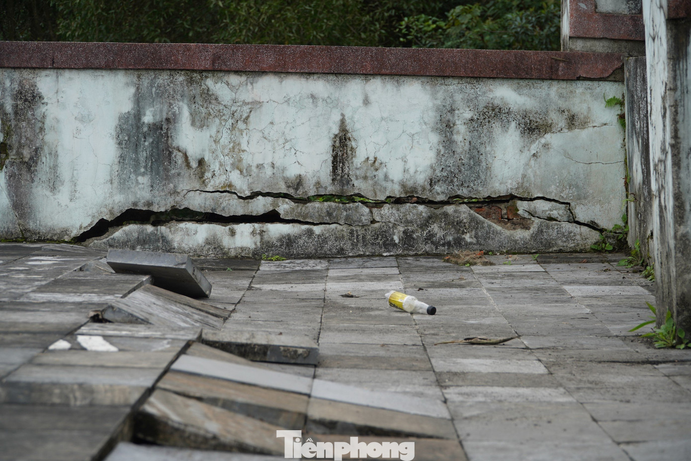 “Thấy tượng đài nhiều hạng mục nay đã xuống cấp chúng tôi cảm thấy rất xót. Mong thời gian tới sẽ được tu bổ, đón khách đến thăm quan”, ông Nguyễn Văn Tuấn (70 tuổi, trú thị trấn Vũ Quang) cho hay.