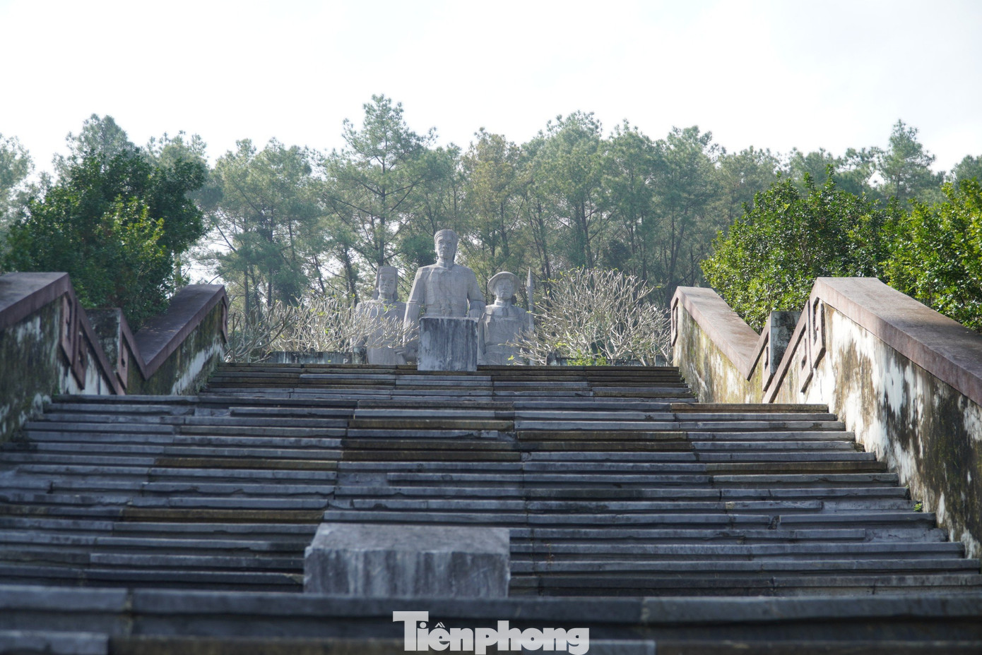 Một số hạng mục của công trình qua thời gian đã bị xuống cấp, nhiều chỗ có vết nứt lớn.