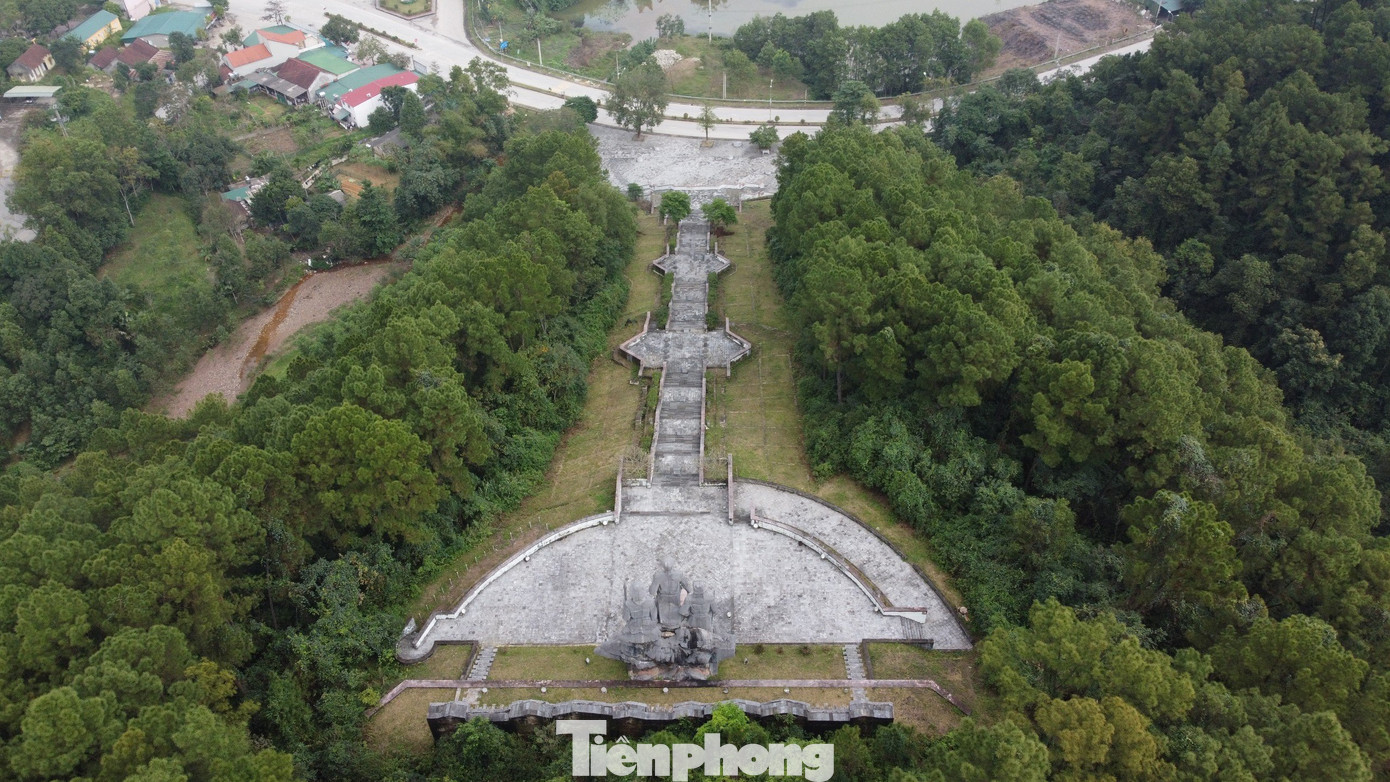 Khu tượng đài được xây dựng trên đỉnh núi ở thị trấn Vũ Quang với tổng mức đầu tư hơn 30 tỷ đồng, do UBND huyện Vũ Quang làm chủ đầu tư. Công trình gồm hai hạng mục chính là quảng trường và tượng đài cao 15,3m, trục bậc thang…