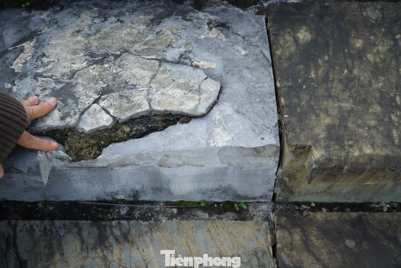 Phần đá lát ở bậc thang bị nứt, gãy vỡ..