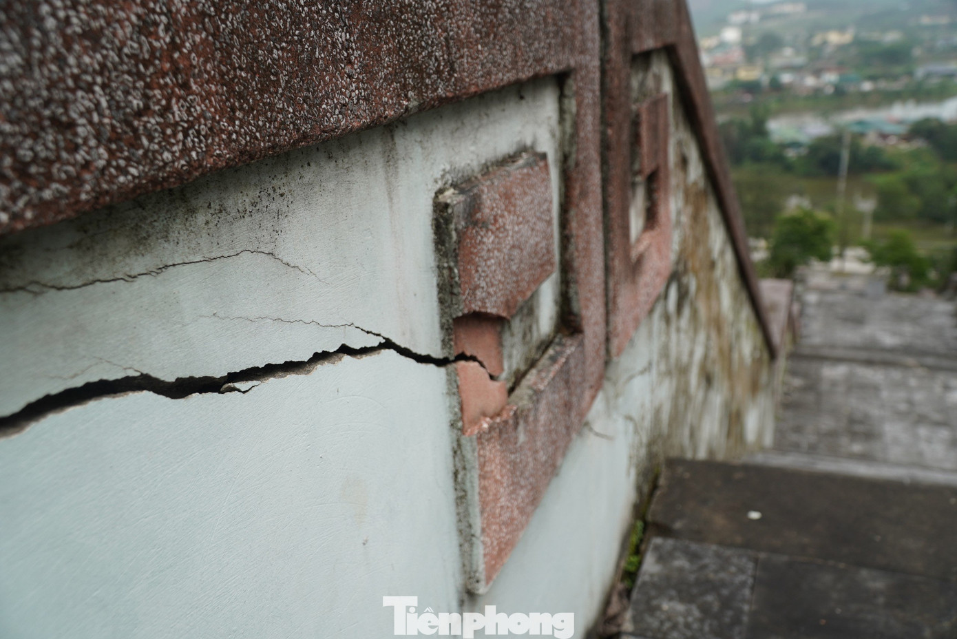Liên quan đến vấn đề này, đại diện UBND huyện Vũ Quang cho biết, một số hạng mục tại công trình quần thể tượng đài Phan Đình Phùng đã xuống cấp. Hiện địa phương đang gặp khó trong việc sửa chữa. Huyện đang trình phương án để thực hiện việc khắc phục tu bổ công trình tượng đài 30 tỷ đã xuống cấp này.