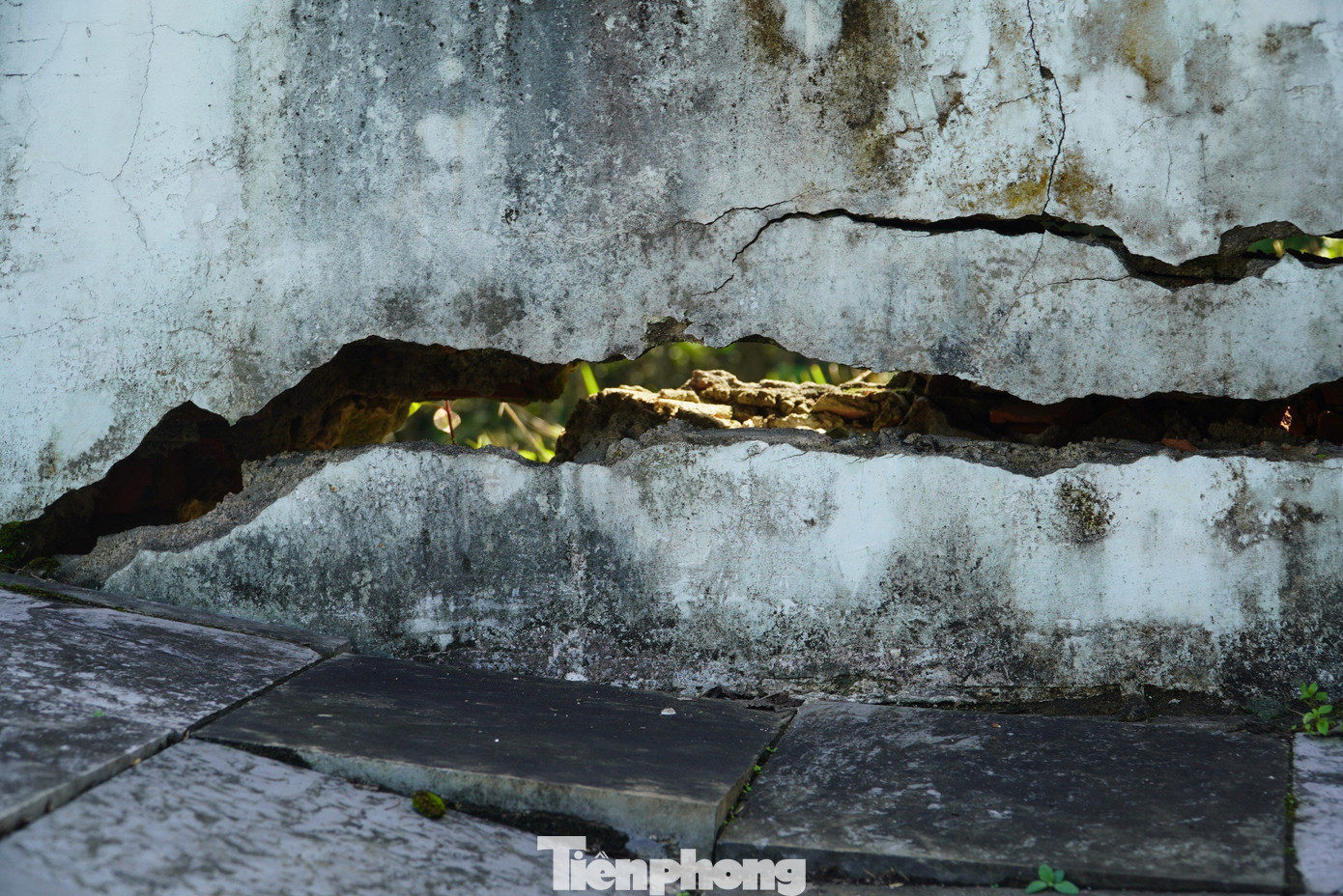 Một số hạng mục của công trình qua thời gian đã bị xuống cấp, nhiều chỗ có vết nứt lớn.