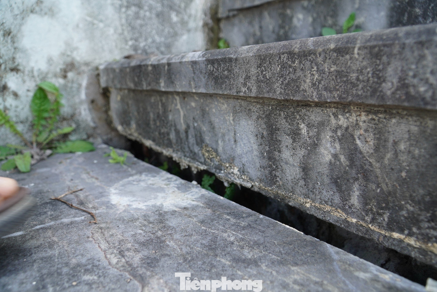 Phần đá lát ở bậc thang bị nứt, gãy vỡ..