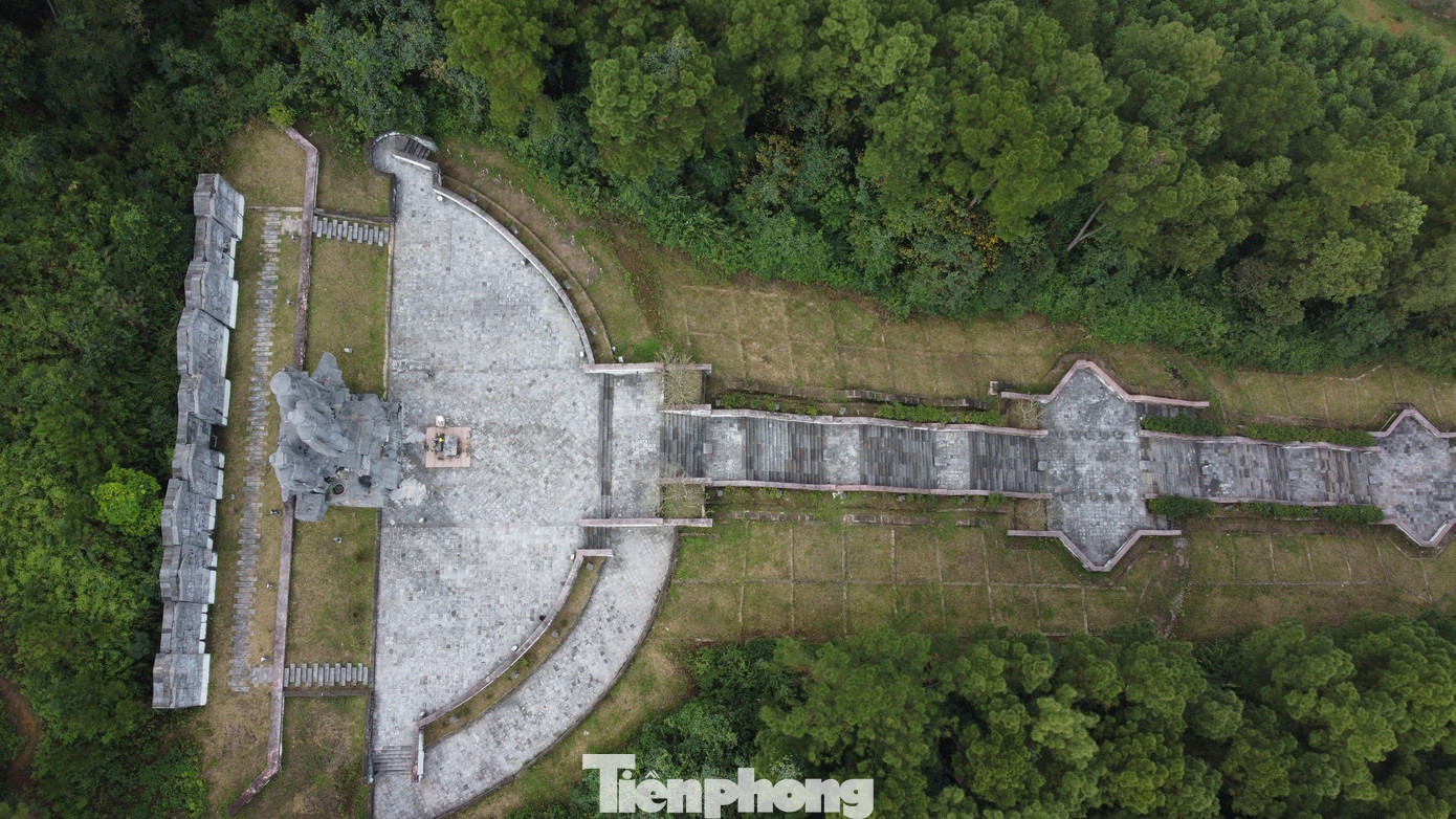 Ban đầu, công trình tượng đài dự kiến sau một năm sẽ hoàn thành, nhưng đến đầu năm 2016, tượng đài mới được khánh thành.