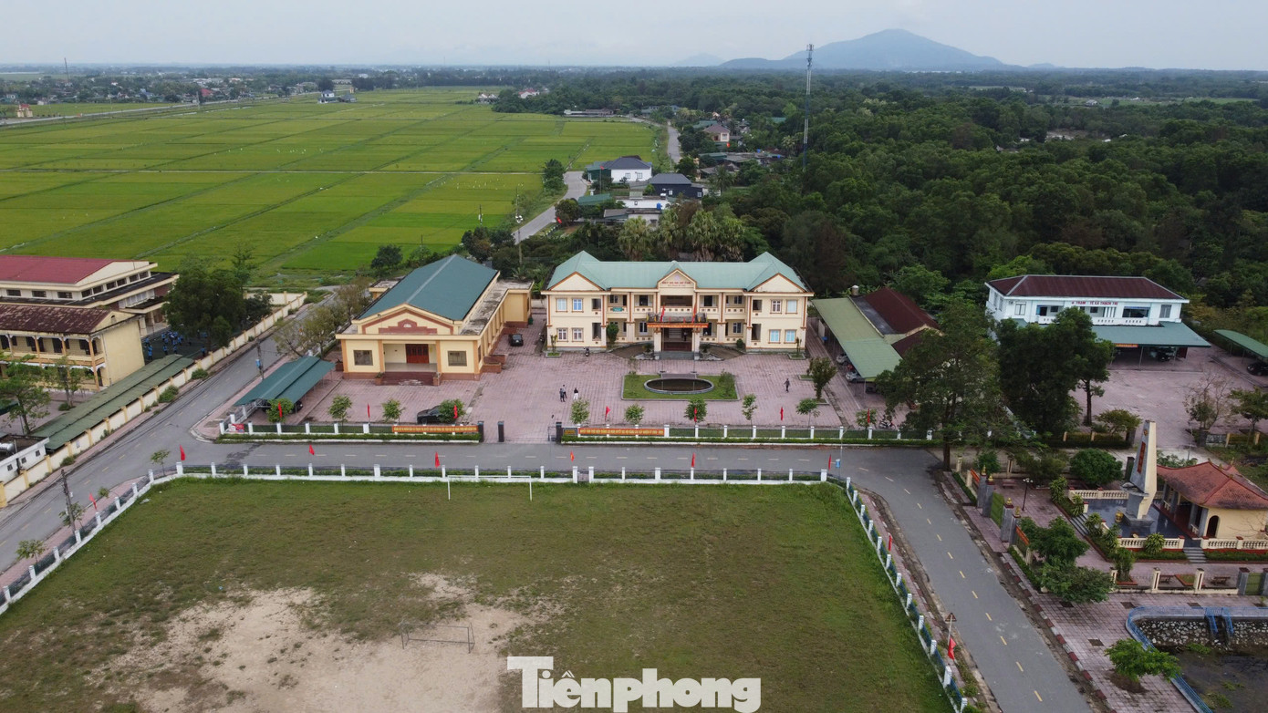 Xã Đồng Tiến được thành lập từ các xã Thạch Trị, Thạch Hội và Thạch Văn. Đơn vị hành chính mới đặt trụ sở tại UBND xã Thạch Trị. Đây là một trong những trụ sở được đầu tư bài bản trong thời gian gần đây.