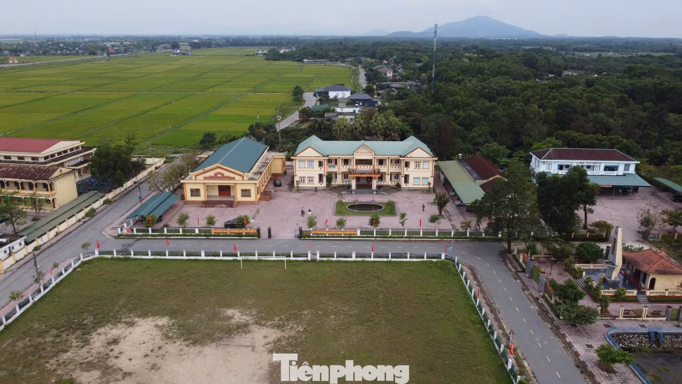 Xã Đồng Tiến được thành lập từ các xã Thạch Trị, Thạch Hội và Thạch Văn. Đơn vị hành chính mới đặt trụ sở tại UBND xã Thạch Trị. Đây là một trong những trụ sở được đầu tư bài bản trong thời gian gần đây.